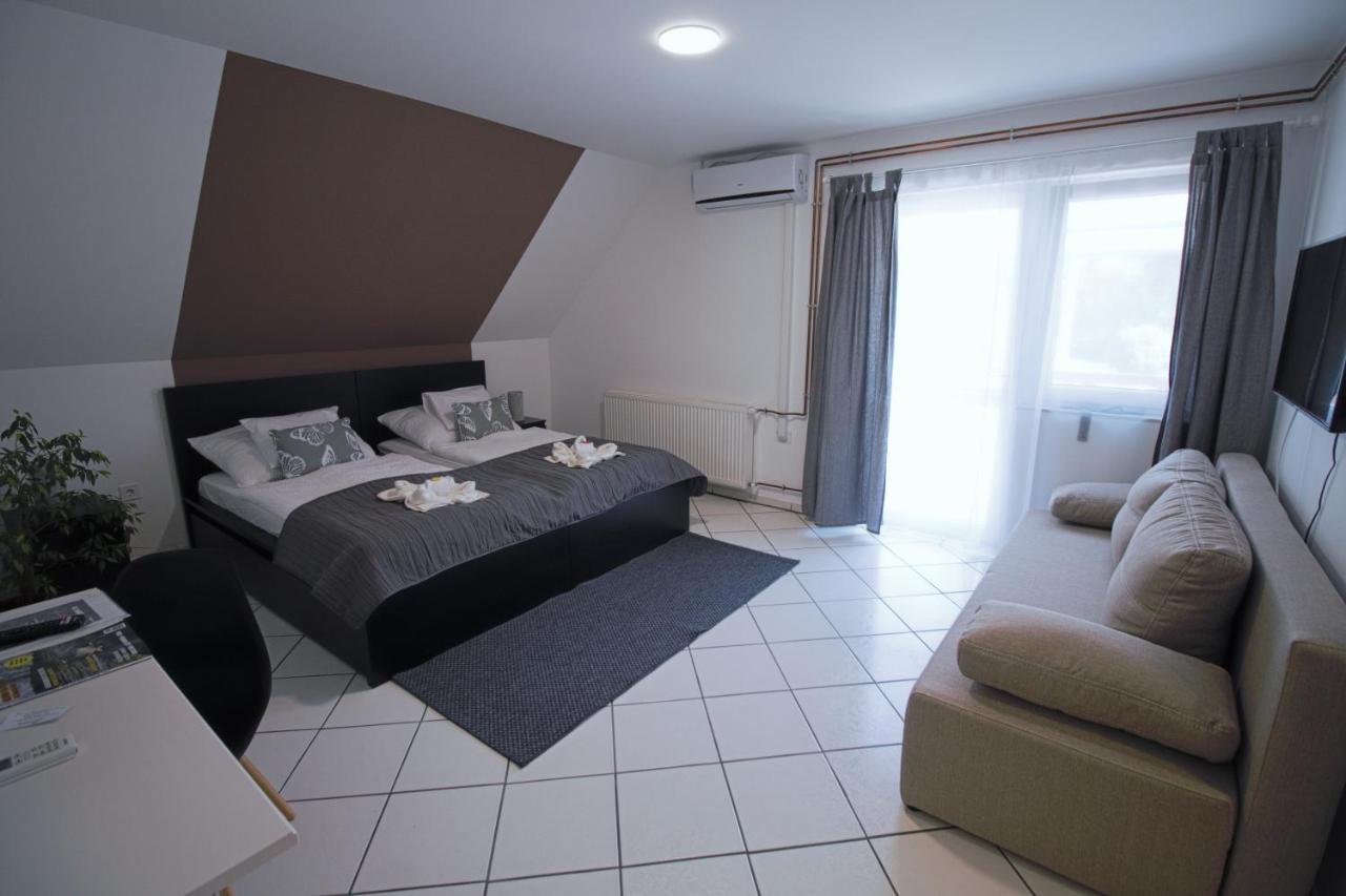 Szitakoeto Panzio Hotel Tiszafured Bagian luar foto