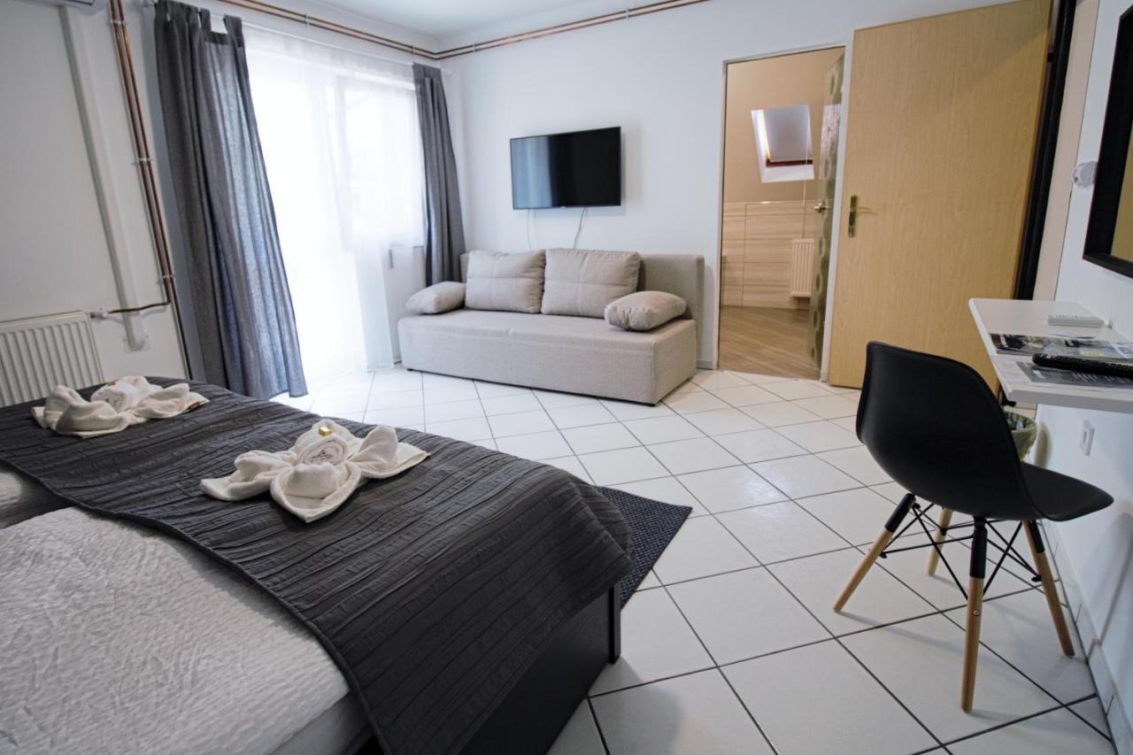 Szitakoeto Panzio Hotel Tiszafured Bagian luar foto